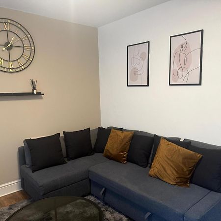 Home Sweet Home In Rg1 With Free Parking Reading Exterior photo