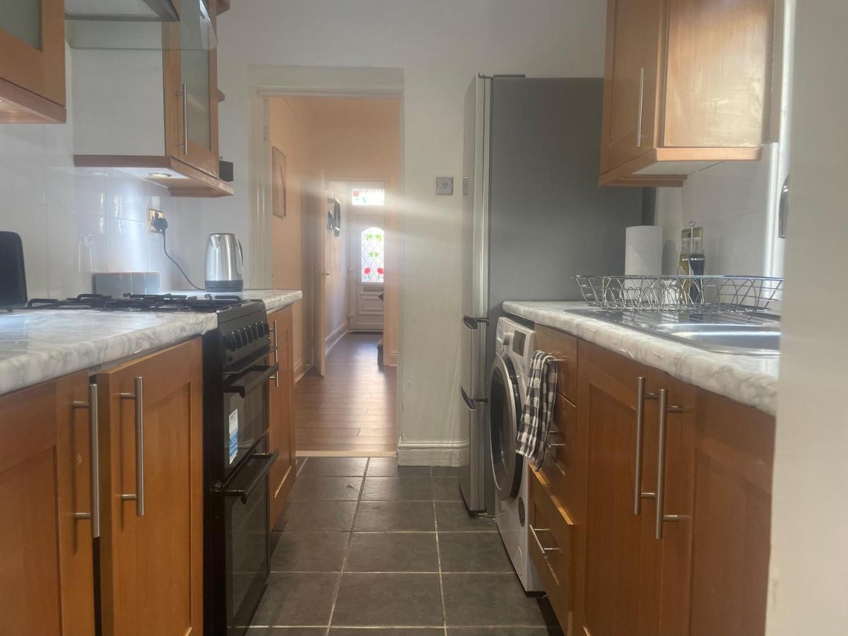 Home Sweet Home In Rg1 With Free Parking Reading Exterior photo