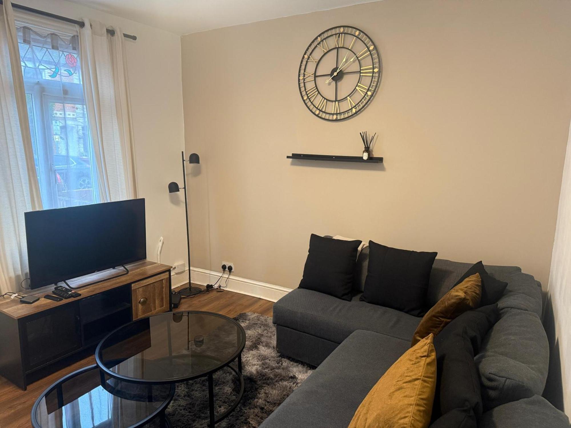 Home Sweet Home In Rg1 With Free Parking Reading Exterior photo